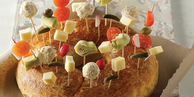 Λαμπροκουλούρα με ορεκτικά