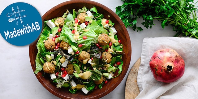 Γιορτινή σαλάτα με κεφτεδάκια φάβας