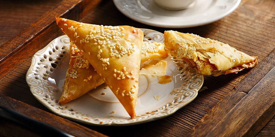 Ταχινοπιτάκια με μακεδονικό χαλβά και φύλλο κρούστας