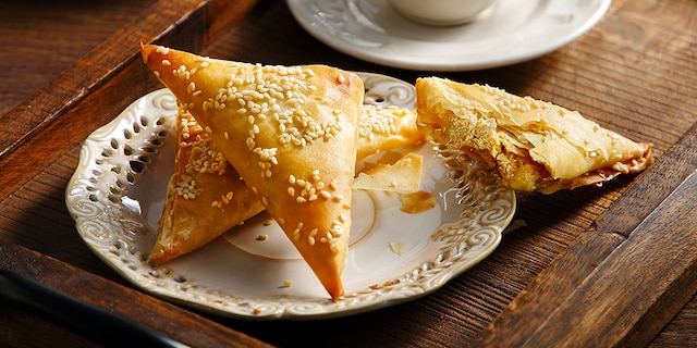 Ταχινοπιτάκια με μακεδονικό χαλβά και φύλλο κρούστας