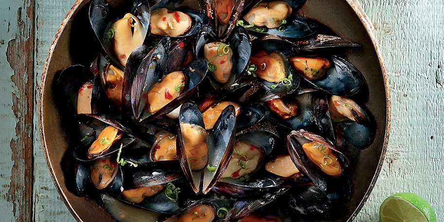 Μύδια αχνιστά με λάιμ, τσίλι και τζίντζερ
