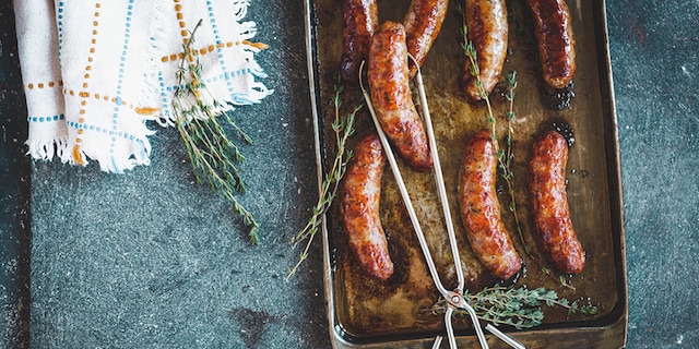 Λουκάνικα με καραμελωμένα κυδώνια στο φούρνο