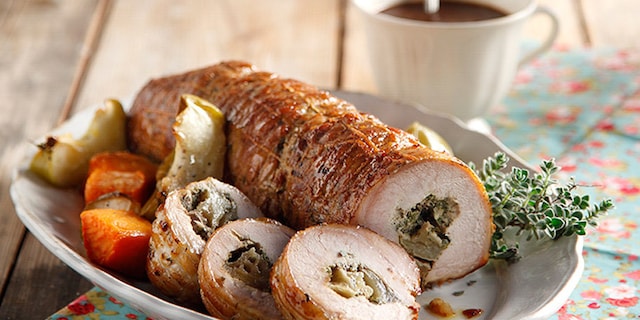 Ρολό χοιρινό με μήλα και γλυκοπατάτες