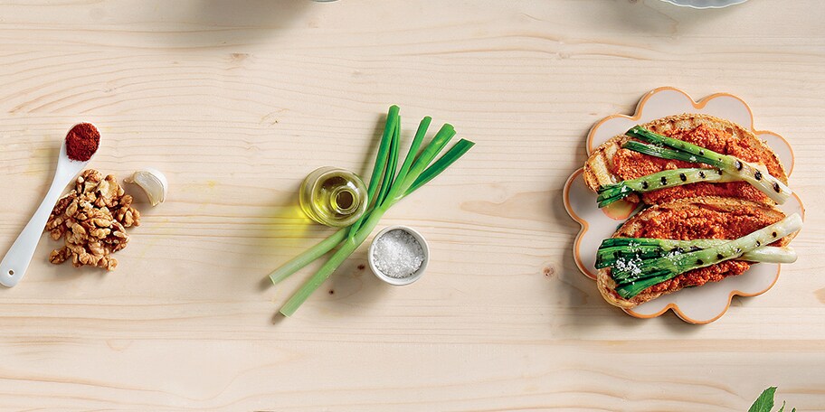 Μπρουσκέτα με άλειμμα πιπεριάς με καρύδια και φρέσκα κρεμμυδάκια