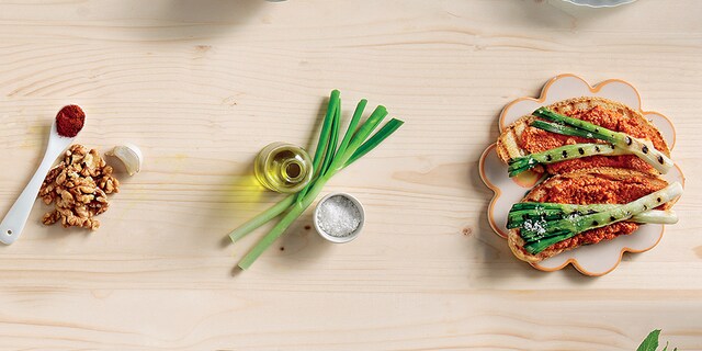 Μπρουσκέτα με άλειμμα πιπεριάς με καρύδια και φρέσκα κρεμμυδάκια