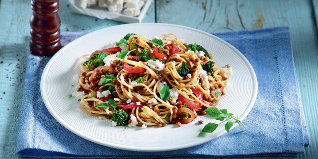 Σπαγκέτι ολικής άλεσης με φακές, πιπεριές, καρύδια και βασιλικό