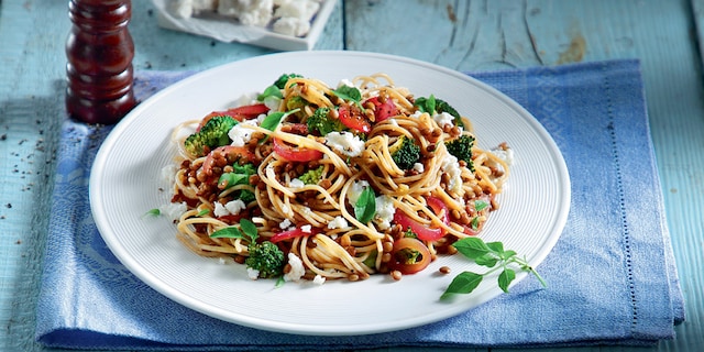 Σπαγκέτι ολικής άλεσης με φακές, πιπεριές, καρύδια και βασιλικό