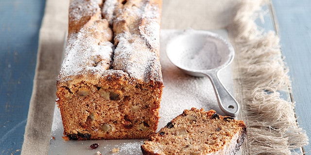 Κεϊκ με σταφίδες, μήλα και καρύδια