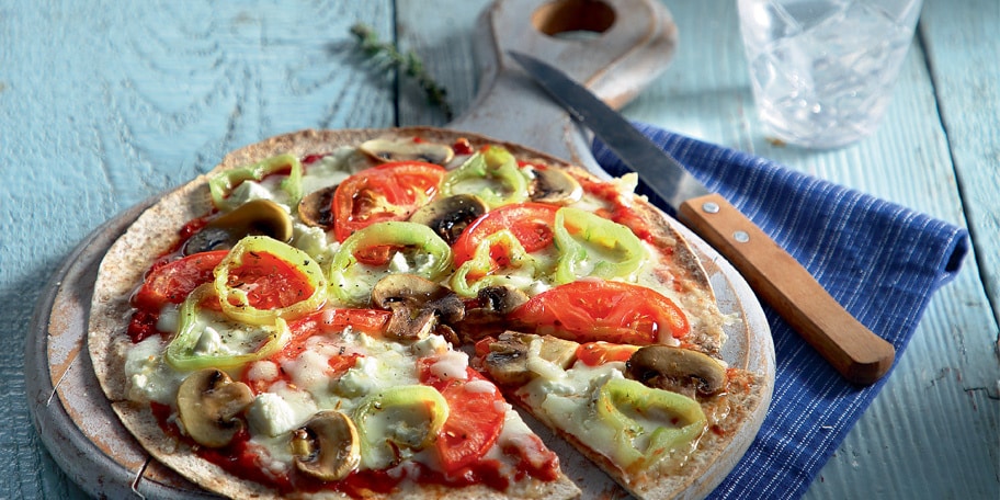 “Πίτσα” από αραβική πίτα ολικής άλεσης, με κασέρι και λαχανικά