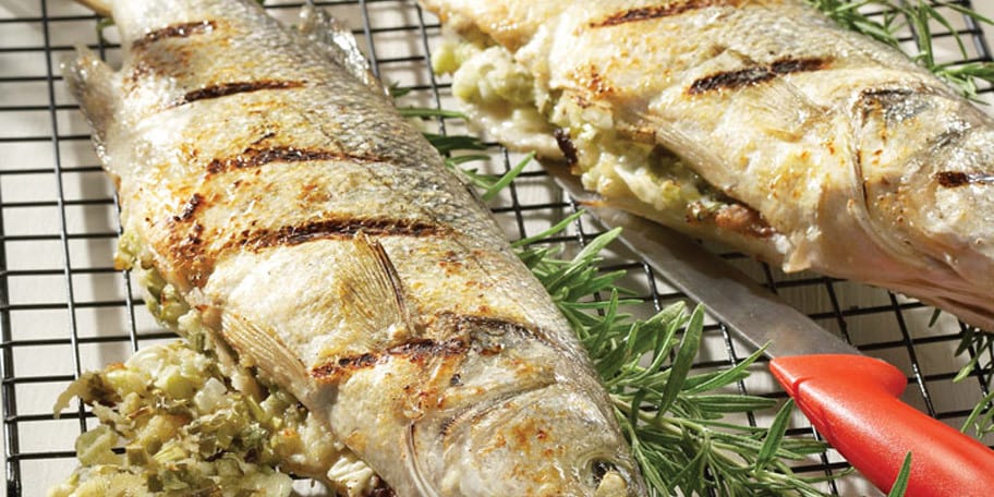 Λαβράκι γεμιστό στη σχάρα