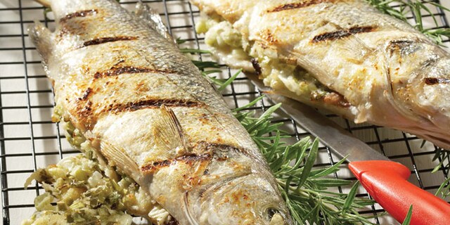 Λαβράκι γεμιστό στη σχάρα