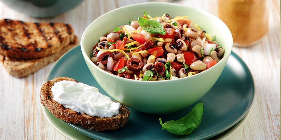 Μαυρομάτικα φασόλια σαλάτα με ελιές, ντοματίνια και αρωματικά