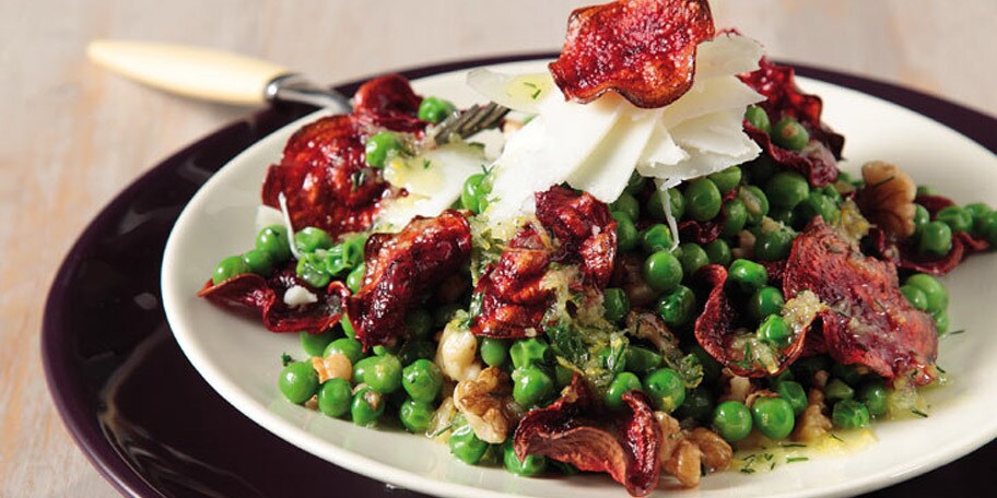 Σαλάτα με τσιπς από παντζάρια, αρακά και φλούδες κεφαλοτύρι