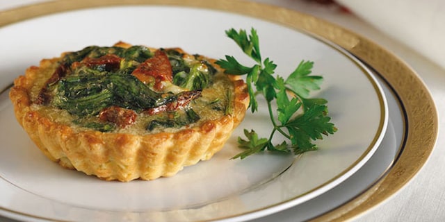 Μικρές τάρτες με σπανάκι, λιαστή ντομάτα και κασέρι