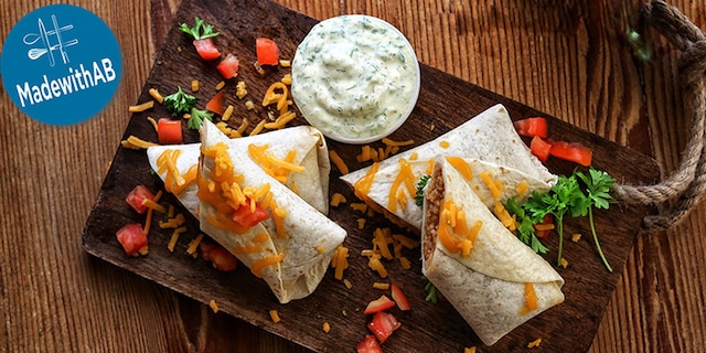 Μεξικάνικες τορτίγιες με κιμά και sauce γιαουρτιού