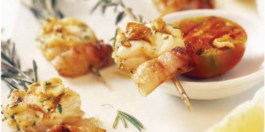 Σουβλάκι πεσκανδρίτσας με μπέικον και δενδρολίβανο