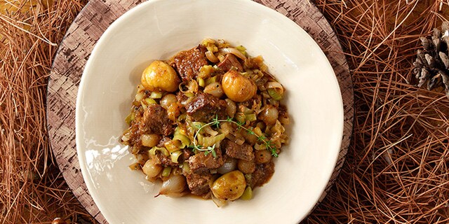 Μοσχαράκι σπάλα μαριναρισμένη σε κόκκινο κρασί με κάστανα και καραμελωμένο πράσο