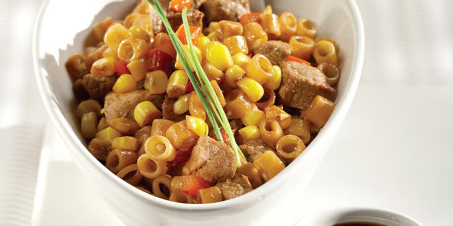 Ψιλοκομμένο μοσχαρίσιο φιλέτο με κοφτό μακαρονάκι, σάλτσα σόγιας και wasabi.