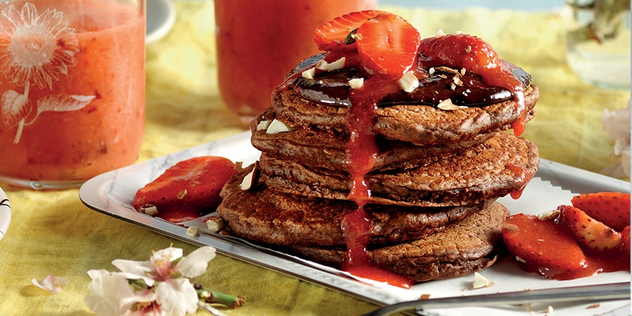 Τηγανίτες βρόμης με κακάο, σάλτσα σοκολάτας και φράουλες