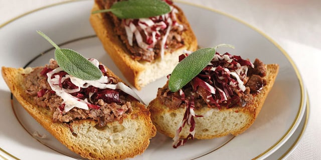 Κροστίνι με συκωτάκια κοτόπουλου και ραντίτσιο κόκκινο