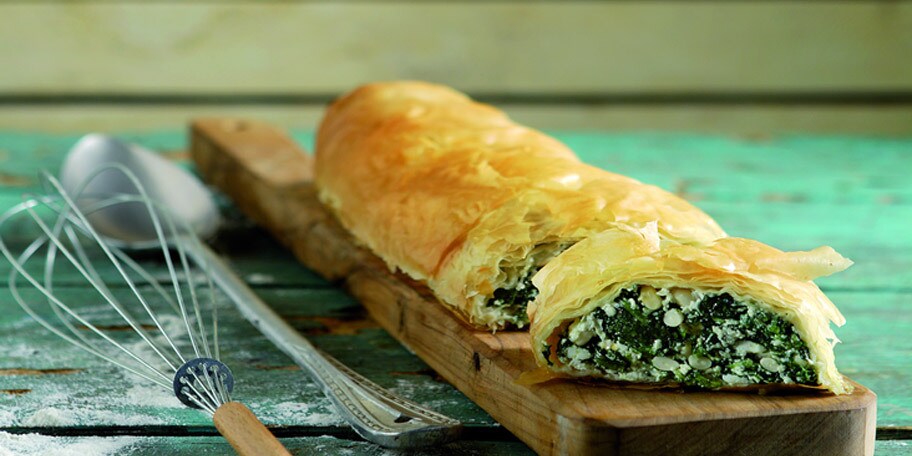 Στρούντελ με σπανάκι και κουκουνάρι