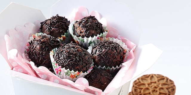 Τρούφες με γεμιστά μπισκότα σοκολάτας