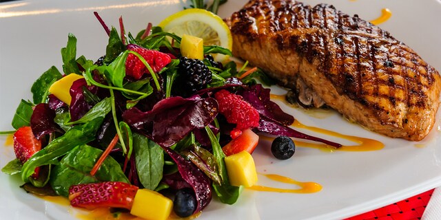 Φρέσκος ψητός σολομός με κρούστα, σάλτσα ταρτάρ και λαχανικά με ντρέσινγκ μαγιονέζας