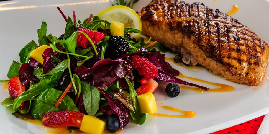 Φρέσκος ψητός σολομός με κρούστα, σάλτσα ταρτάρ και λαχανικά με ντρέσινγκ μαγιονέζας