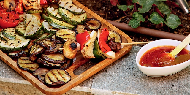 Κοντοσούβλι χοιρινό σε μαρινάδα κρασιού με πιπεριές και λαδολέμονο ντομάτας