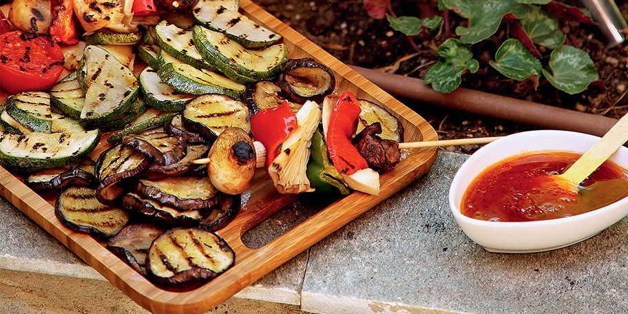 Κοντοσούβλι χοιρινό σε μαρινάδα κρασιού με πιπεριές και λαδολέμονο ντομάτας