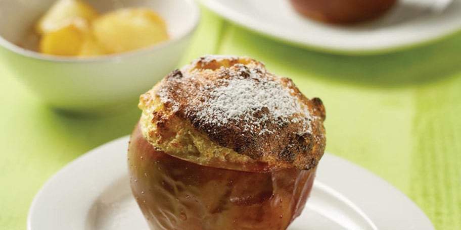 Μίνι σουφλέ μήλου σερβιρισμένο με καραμελωμένα μήλα