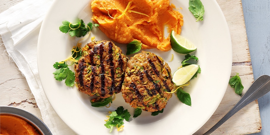 Μπιφτέκια χοιρινά με ξερό τζίντζερ, τριμμένο κολοκυθάκι με τους ανθούς του και πουρέ γλυκοπατάτας