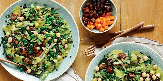 Φρικασέ με ανοιξιάτικες πρασινάδες και μείγμα από όσπρια αρωματισμένα με δυόσμο