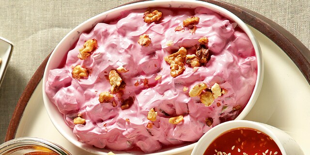 Με γιαούρτι, παντζάρι και καρύδια (για αφράτες πίτες για σουβλάκι ή κριτσίνια καλαμποκιού)