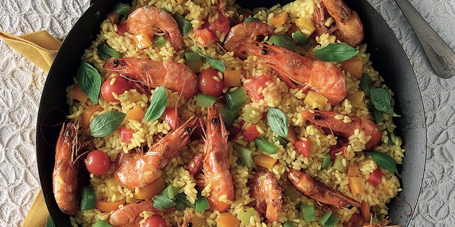 Παέγια µε πολύχρωµες πιπεριές, ντοµατάκια και γαρίδες