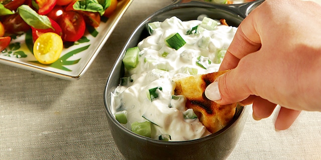 Δροσάτο, με γιαούρτι, αγγούρι και μυρωδικά, σαν τζατζίκι (για κεφτεδάκια και λαχανικά τεμπούρα)