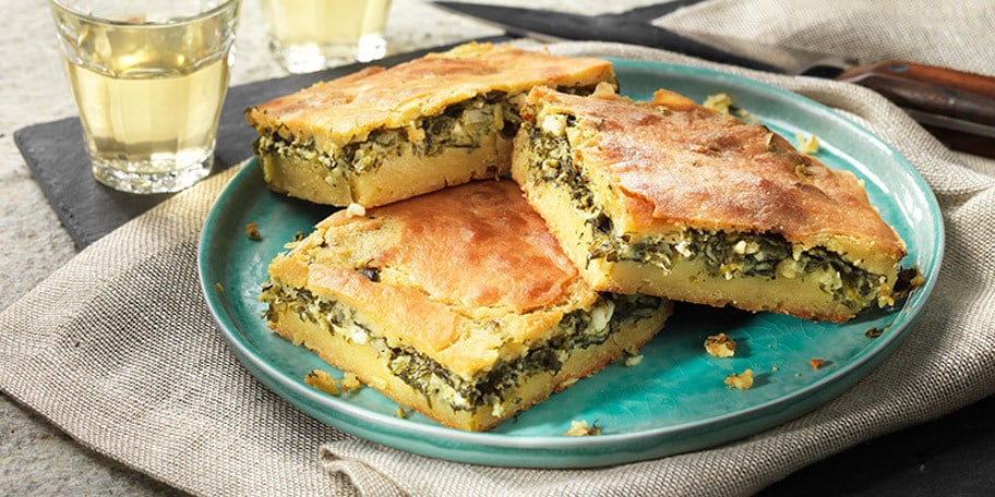 Εύκολη σπανακόπιτα με μυρωδικά και φέτα (τραγανό φύλλο)