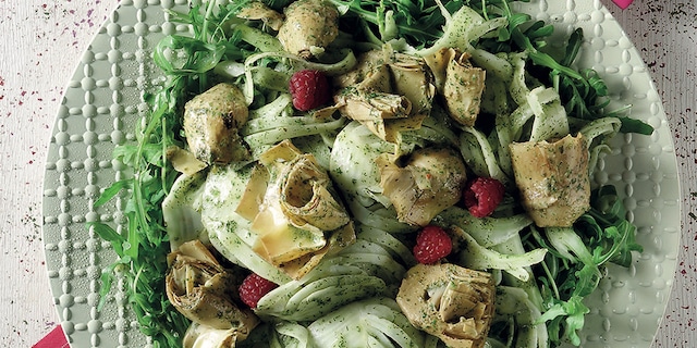 Σαλάτα µε ρόκα, αγκινάρες και σάλτσα αντσούγιας