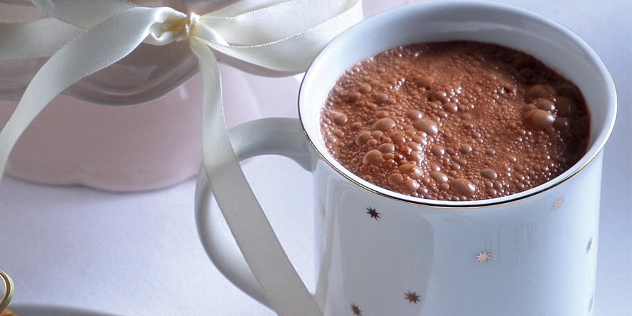 Ζεστή σοκολάτα με κανέλα και πορτοκάλι