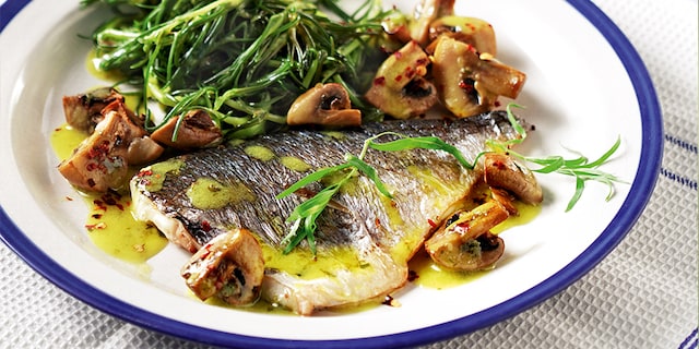 Τσιπούρα στον φούρνο με μανιτάρια και λαδολέμονο με εστραγκόν