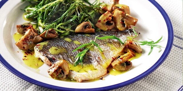 Τσιπούρα στον φούρνο με μανιτάρια και λαδολέμονο με εστραγκόν