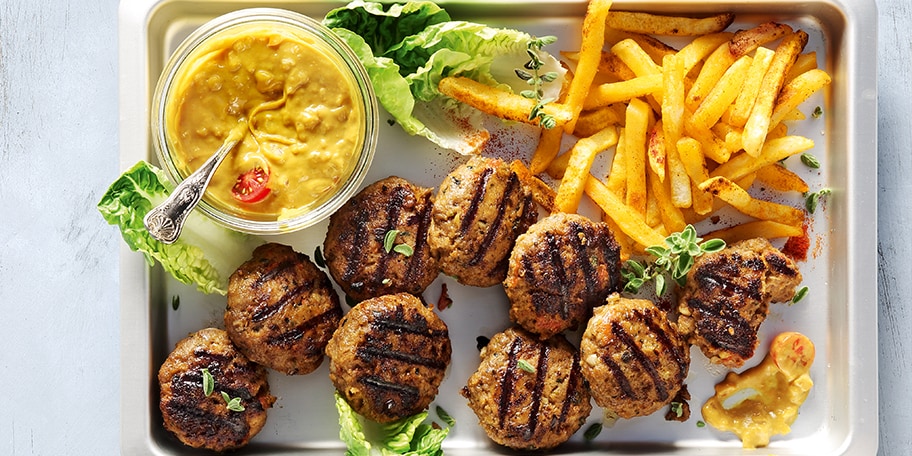 Mοσχαρίσια μπιφτέκια με ρίγανη και θυμάρι και πατάτες τηγανητές στον φούρνο με πάπρικες