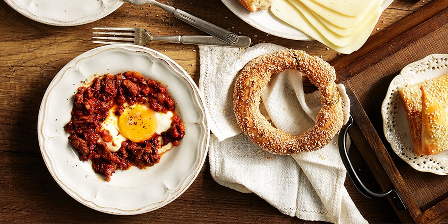 Αβγά μάτια τηγανητά με πελτέ και καβουρμά