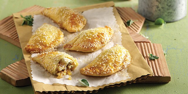 Πιτούλες με φύλλο κρούστας, με φέτα, φρέσκια ρίγανη και καραμελωμένο κρεμμύδι