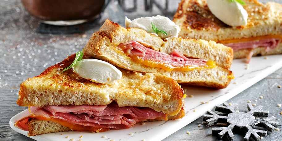 French τοστ με ζαμπόν και τσένταρ