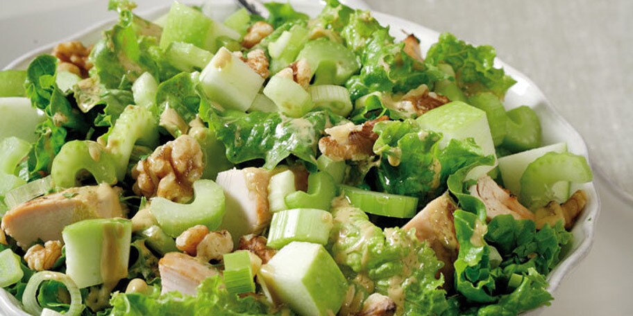 Σαλάτα με σγουρό μαρούλι, σέλερι και γαλοπούλα