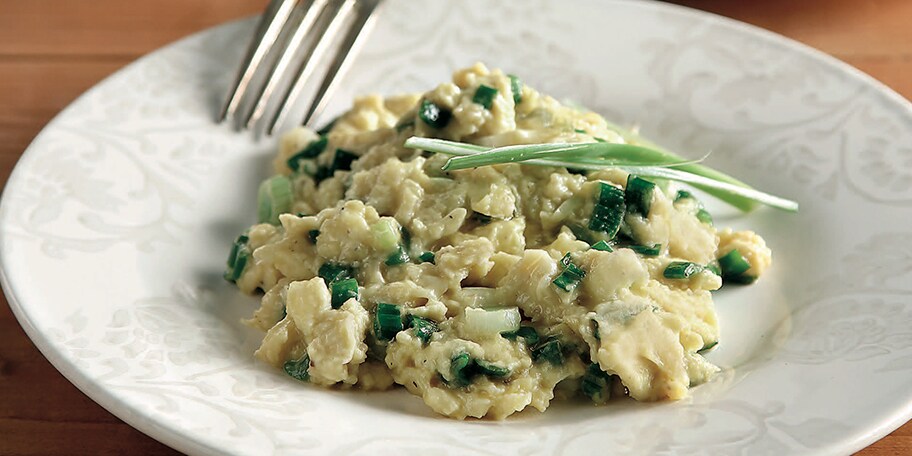 Αβγά σκραµπλ µε φρέσκο κρεµµυδάκι