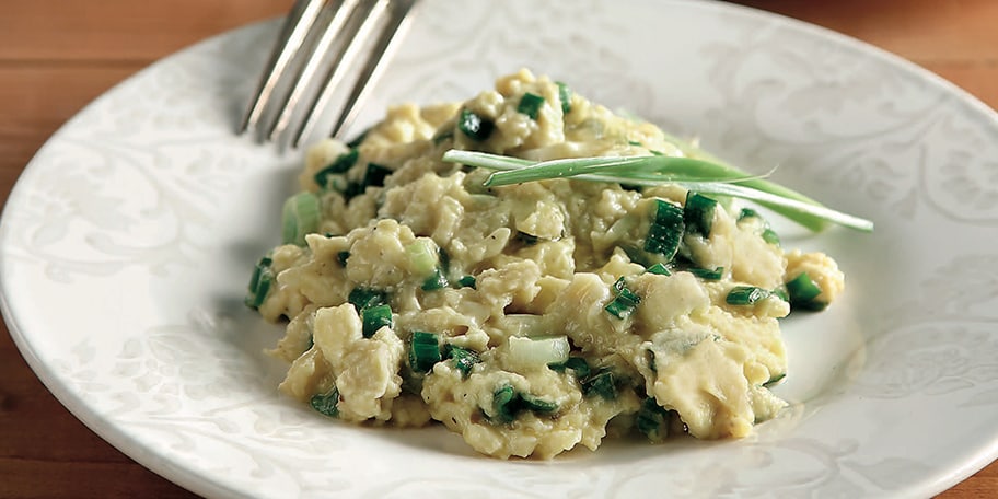 Αβγά σκραµπλ µε φρέσκο κρεµµυδάκι