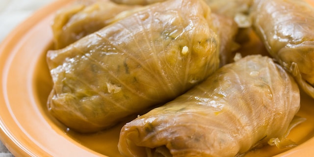 Σαρμάδες με λάχανο και χοιρινό κιμά