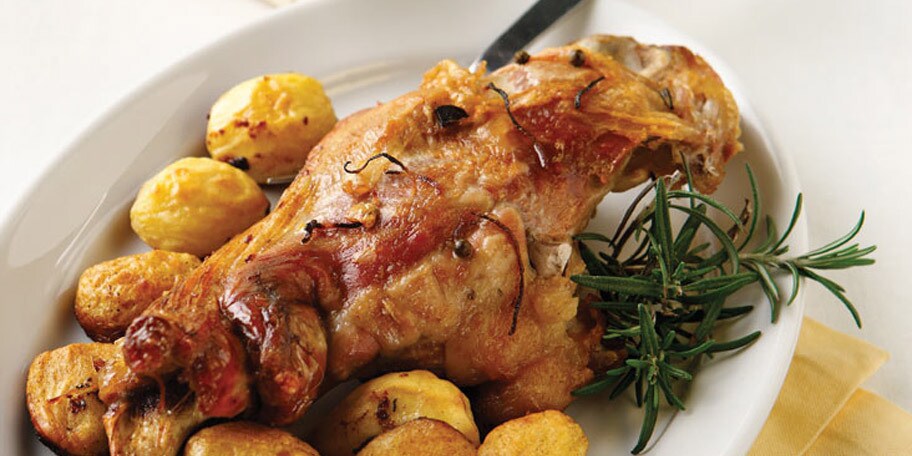 Οφτό αρνί ή κατσίκι σε σπιτικό φούρνο με μαρινάδα κόκκινου κρασιού